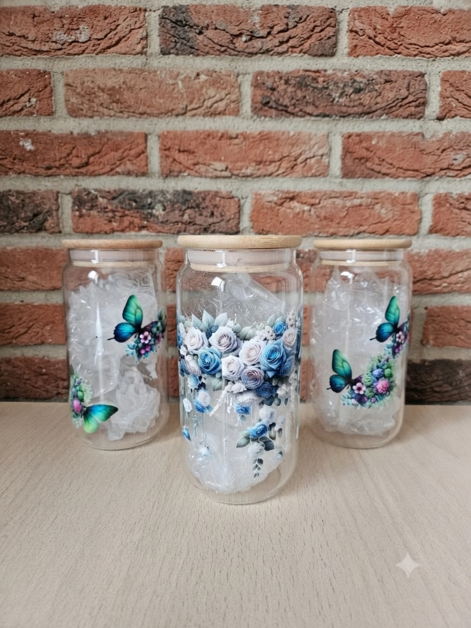 Verre canette avec paille en verre, couvercle en bambou et goupillon